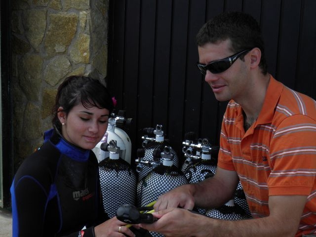 Clase de buceo con regulador